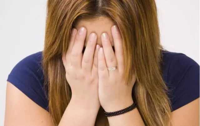 每月3號婆婆都偷偷給小姑子送只碗,兒媳好奇跟蹤,推開門傻了