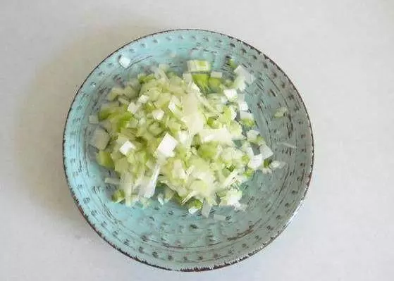 蔥油餅自己在家做,其實一點也不難,學會這幾個技巧,包你能成功!