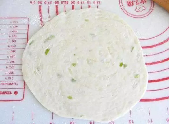 蔥油餅自己在家做,其實一點也不難,學會這幾個技巧,包你能成功!