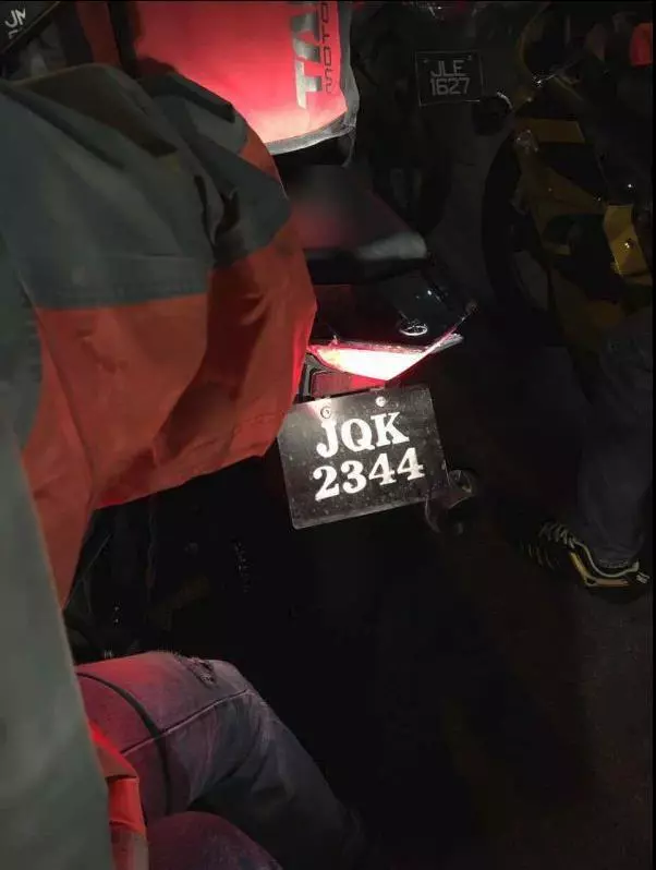 新馬關卡這個印度路霸,踢爛華人的摩托,叫囂tuas就是印度人多,還要伸手打人!分享出去讓他紅 -