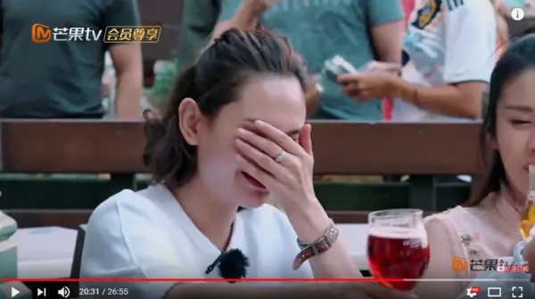 【翻版"小S"直白毒蛇評論】女星臉僵到不能動,應采兒不給臉笑瘋,大膽說出:整個人都超假!