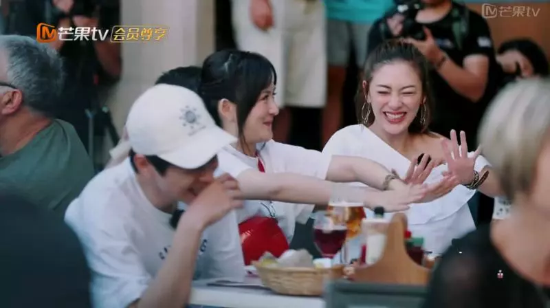 【翻版"小S"直白毒蛇評論】女星臉僵到不能動,應采兒不給臉笑瘋,大膽說出:整個人都超假!