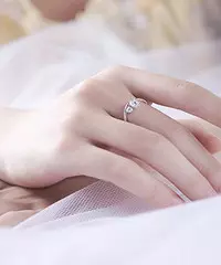 想要有桃花運就要這樣戴 ! 戒指戴在不同的手指上也有不同的意思?