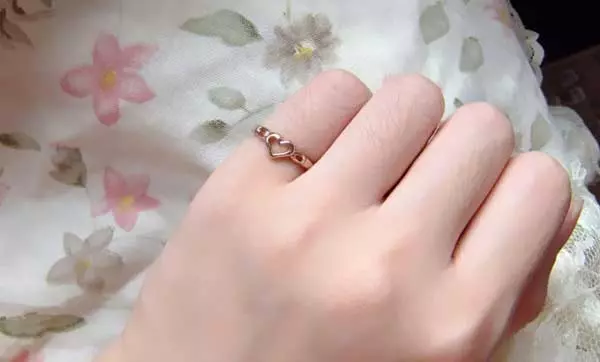 想要有桃花運就要這樣戴 ! 戒指戴在不同的手指上也有不同的意思?