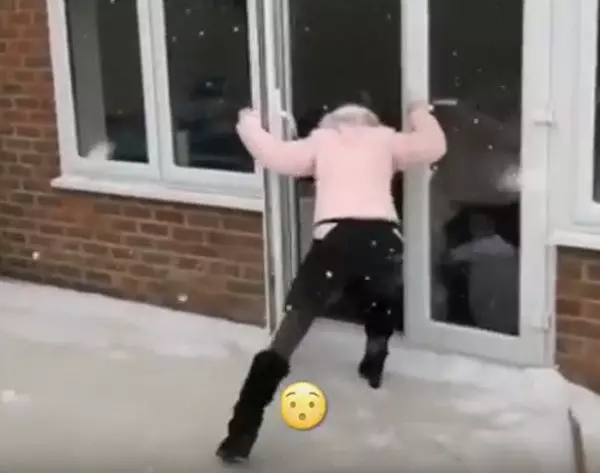 黑冰好嚇人女子踩冰上站不穩連狗狗都打滑