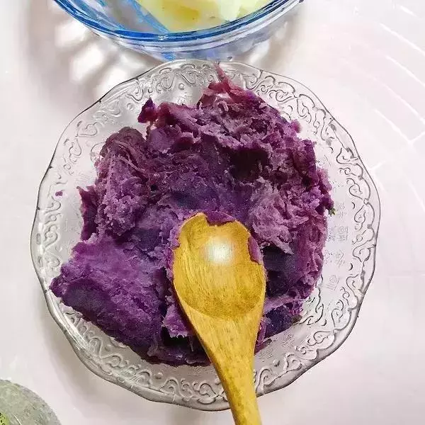 不用烤箱不用油,2款自製健康月餅,寶寶也能放心吃!