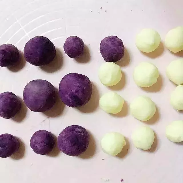 不用烤箱不用油,2款自製健康月餅,寶寶也能放心吃!