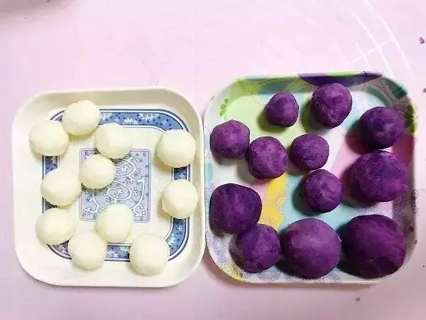 不用烤箱不用油,2款自製健康月餅,寶寶也能放心吃!