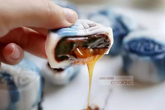 不用烤的月餅,攪一攪,拌一拌,幾分鐘就做好,香甜好吃不上火