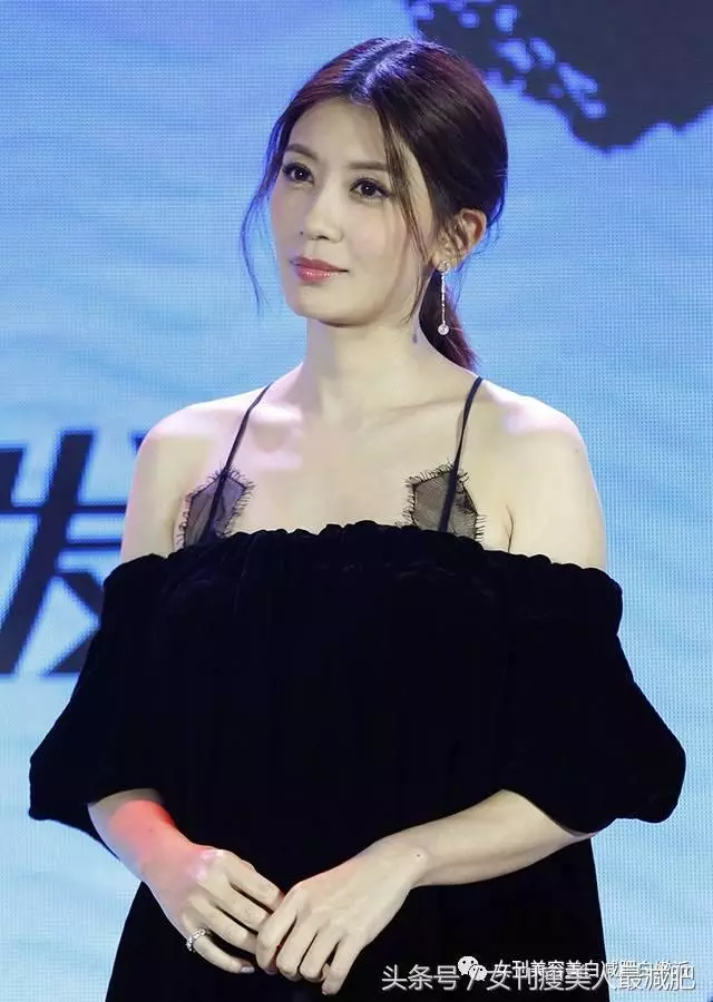 賈靜雯膽真大,弔帶裙竟敢這麼穿,網友: 43歲也瘋狂!