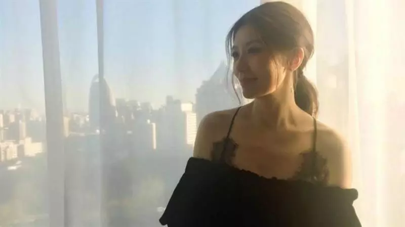 賈靜雯膽真大,弔帶裙竟敢這麼穿,網友: 43歲也瘋狂!