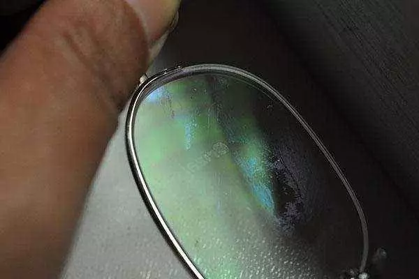 眼鏡用久用劃痕?眼鏡店老闆教你這招,輕鬆解決