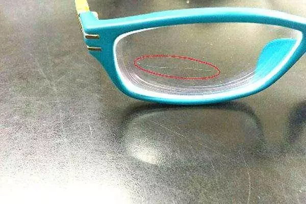 眼鏡用久用劃痕?眼鏡店老闆教你這招,輕鬆解決