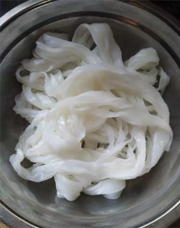 河粉不用炒就這樣吃,只要拌一拌,滑嫩入味一碗不夠吃!