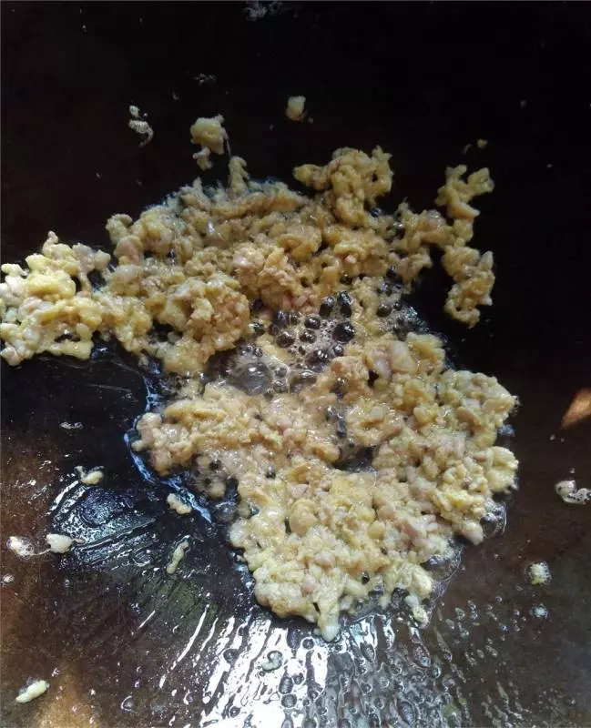 河粉不用炒就這樣吃,只要拌一拌,滑嫩入味一碗不夠吃!