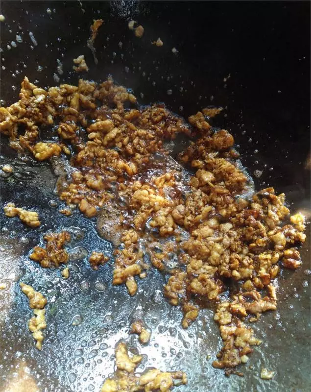 河粉不用炒就這樣吃,只要拌一拌,滑嫩入味一碗不夠吃!
