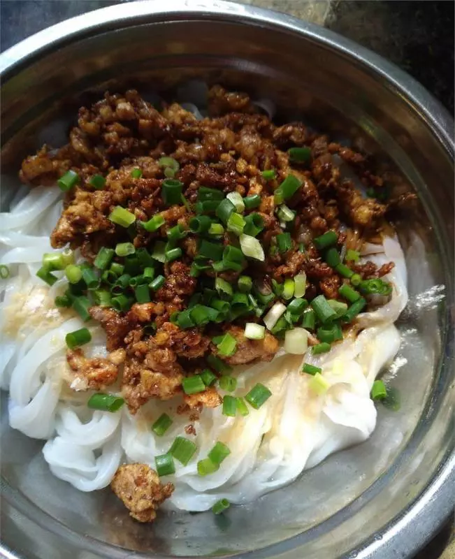 河粉不用炒就這樣吃,只要拌一拌,滑嫩入味一碗不夠吃!