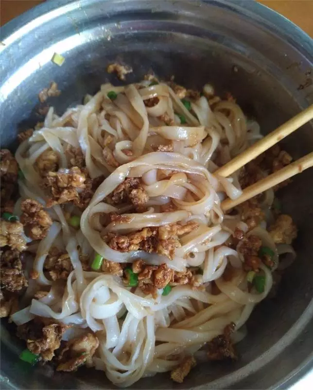 河粉不用炒就這樣吃,只要拌一拌,滑嫩入味一碗不夠吃!