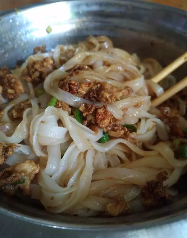 河粉不用炒就這樣吃,只要拌一拌,滑嫩入味一碗不夠吃!