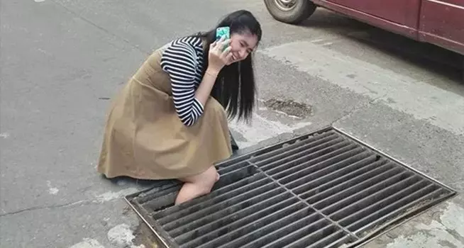 女孩「整隻腿卡進水溝蓋」卻仍然笑著,沒想到把腿提起來的那一刻,她卻哭了!原來都是「手機」惹的禍 -