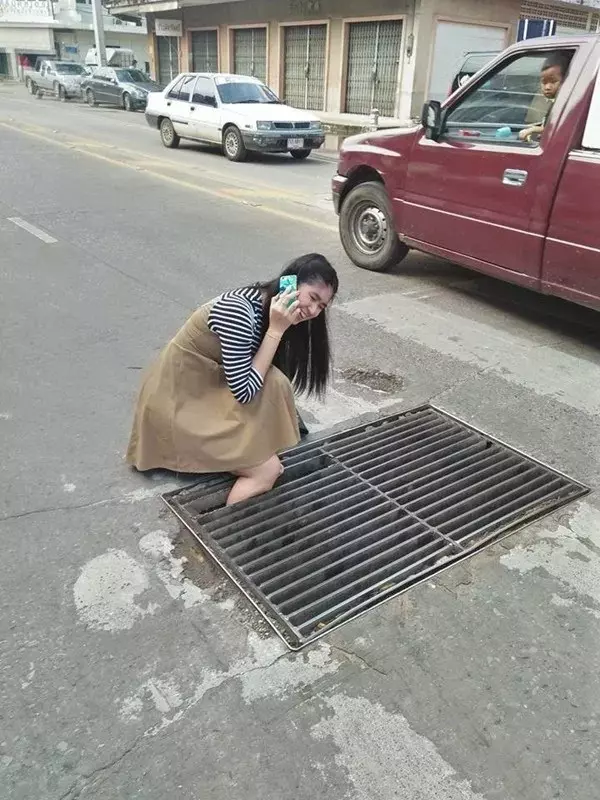 女孩「整隻腿卡進水溝蓋」卻仍然笑著,沒想到把腿提起來的那一刻,她卻哭了!原來都是「手機」惹的禍 -