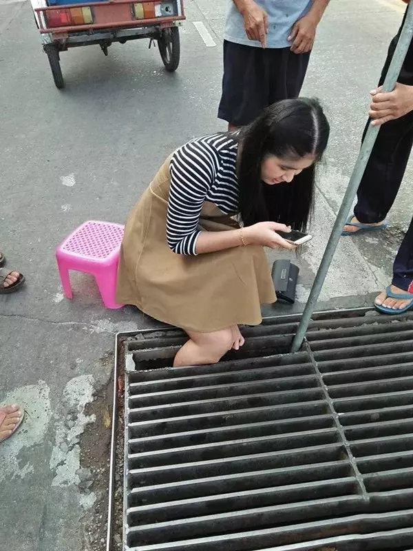 女孩「整隻腿卡進水溝蓋」卻仍然笑著,沒想到把腿提起來的那一刻,她卻哭了!原來都是「手機」惹的禍 -