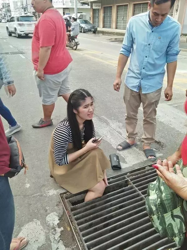 女孩「整隻腿卡進水溝蓋」卻仍然笑著,沒想到把腿提起來的那一刻,她卻哭了!原來都是「手機」惹的禍 -