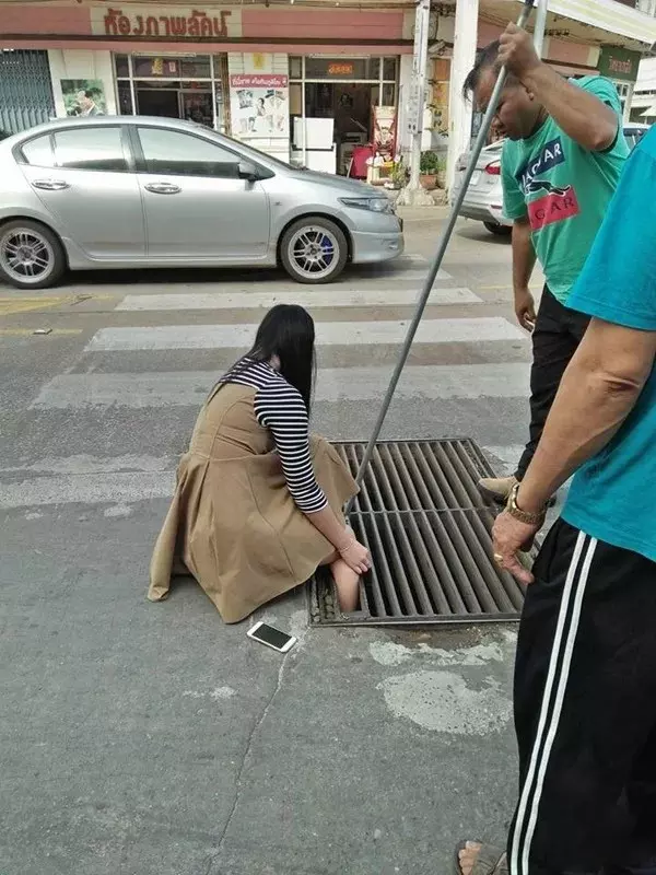 女孩「整隻腿卡進水溝蓋」卻仍然笑著,沒想到把腿提起來的那一刻,她卻哭了!原來都是「手機」惹的禍 -
