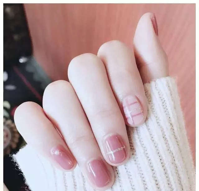 剛結婚就做這麼漂亮的指甲,你來我們家是要做少奶奶麼?