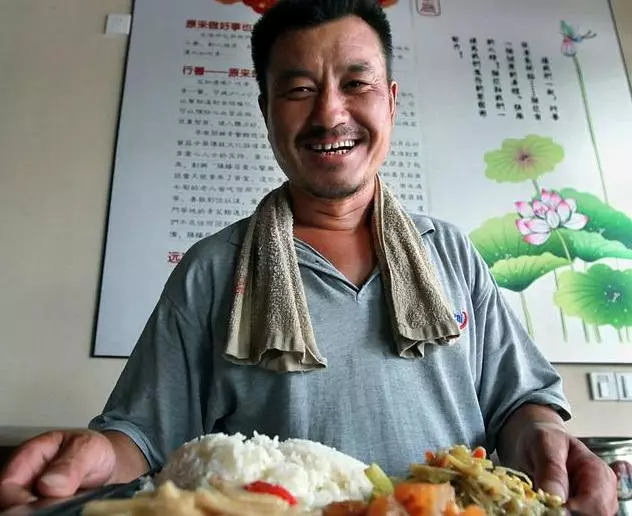 打工老人常去飯館吃飯,店老闆總算錯帳,他回家前才獲知另有隱情