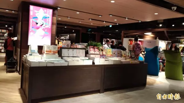 桃園站前百貨戰開打!統領廣場2天創6萬 人次