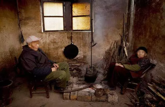 老人想和兒子住兒媳不肯,鄰居接她進城住,她把遺產多半給了鄰居
