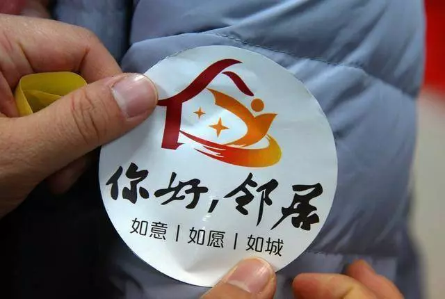 老人想和兒子住兒媳不肯,鄰居接她進城住,她把遺產多半給了鄰居