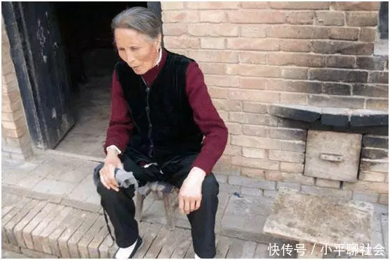 女子照顧病重婆婆一年,婆婆送輛車,母親讓她轉送哥,她回六個字