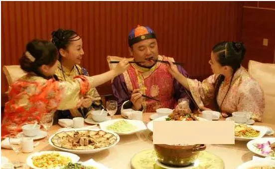 兒子帶女友回家,她熱情給我夾了5次菜,吃完飯我逼兒子和她分手