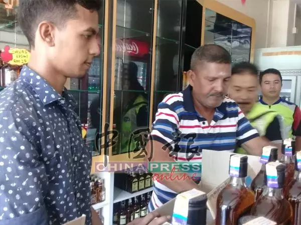 19人命犧牲 換來大檢舉! 隆警拉隊突擊賣私酒商店