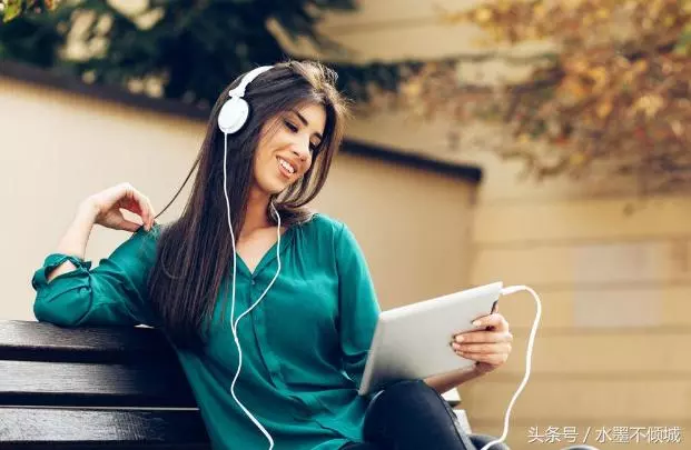 我離婚那天,母親不許我和三歲女兒進門,15年後,母親向我求助
