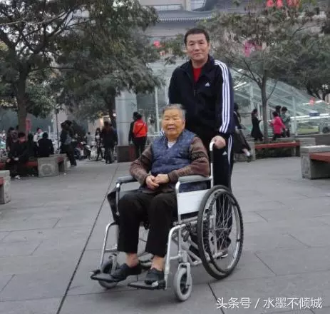 男人用輪椅推岳母散步,偶遇獨自一人的母親,男人的心不淡定了