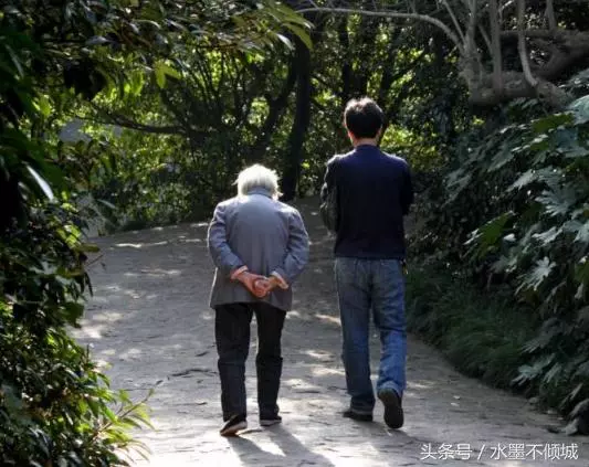 男人用輪椅推岳母散步,偶遇獨自一人的母親,男人的心不淡定了