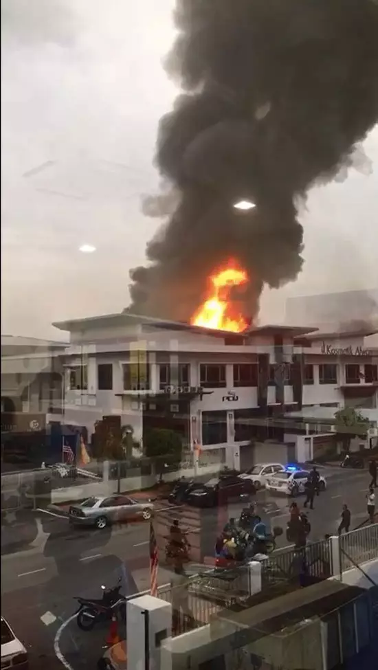 巴生化妝品工廠大火,廠房40%燒毀,沒造成任何人傷亡。