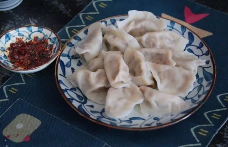 誰說三鮮水餃用韭菜才鮮美?用它調餡,鮮香四溢,比韭菜好吃10倍