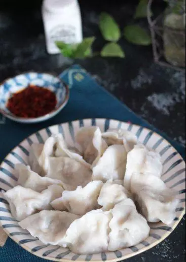 誰說三鮮水餃用韭菜才鮮美?用它調餡,鮮香四溢,比韭菜好吃10倍