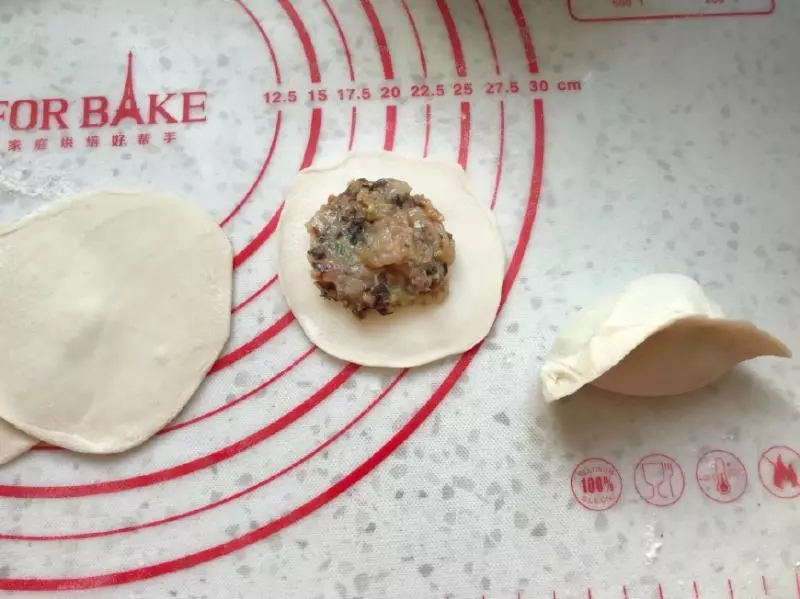 誰說三鮮水餃用韭菜才鮮美?用它調餡,鮮香四溢,比韭菜好吃10倍