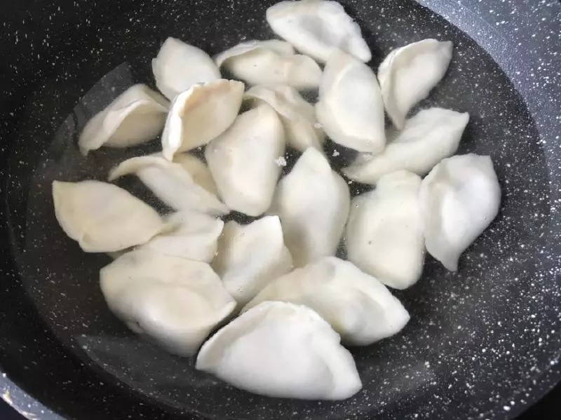 誰說三鮮水餃用韭菜才鮮美?用它調餡,鮮香四溢,比韭菜好吃10倍