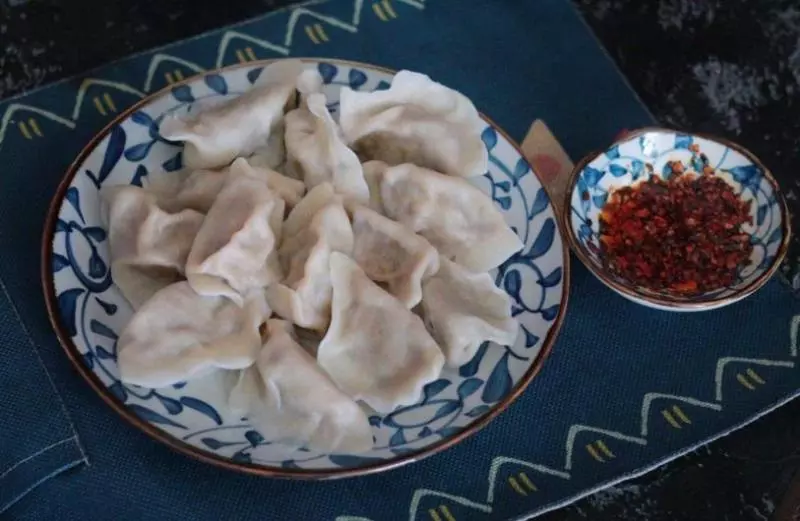 誰說三鮮水餃用韭菜才鮮美?用它調餡,鮮香四溢,比韭菜好吃10倍