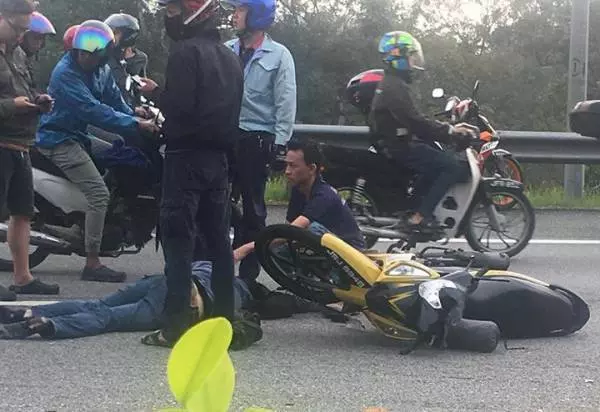 疑馬勞騎士遭客貨車撞傷網民譴責超車司機 .