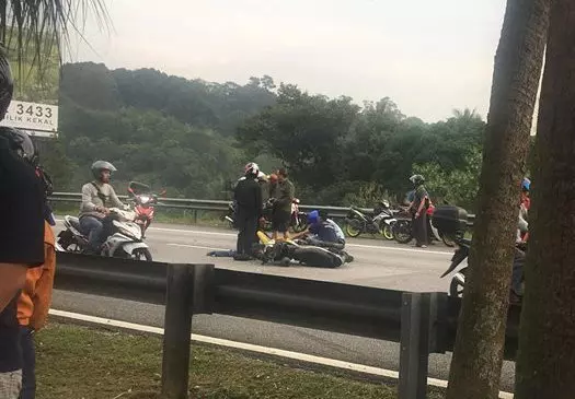 疑馬勞騎士遭客貨車撞傷網民譴責超車司機 .