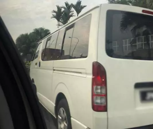 疑馬勞騎士遭客貨車撞傷網民譴責超車司機 .
