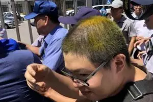疑馬勞騎士遭客貨車撞傷網民譴責超車司機 .