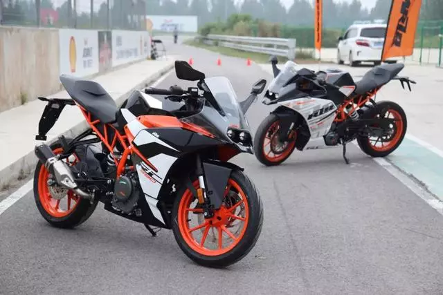 多項升級鞏固小排量仿賽霸主地位,售價50980元全新KTM RC390國內發布!